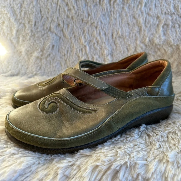 *EUC* Naot Green 5 36 Suede Leather Mary Jane Swirl Design Offset Strap - Picture 1 of 10